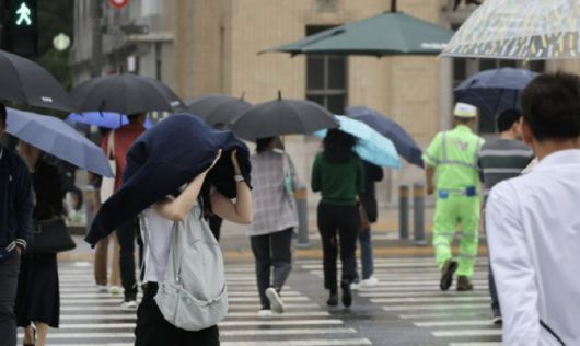 서울 광화문 일대에서 시민들이 우산을 쓰고 이동히고 있는 모습. (사진=연합뉴스)