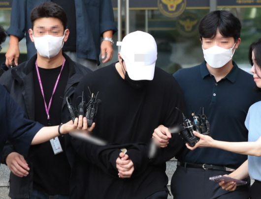 향정신성의약품을 투약한 채 롤스로이스 차량을 몰다 행인을 치어 중상을 입힌 20대 남성 신 모씨가 2023년 8월 서울 강남구 강남경찰서에서 검찰로 송치되고 있다. (사진=뉴시스)