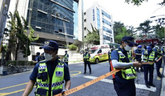 방화 참사가 발생한 대구 수성구 범어동의 빌딩 앞 경찰이 현장을 통제하고 있다. (사진=뉴시스)