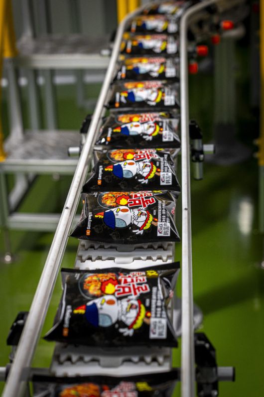 경남 밀양시 부북면 나노융합국가산업단지에 위치한 밀양 제2공장에서 낱개 포장된 불닭볶음면이 라인을 따라 이동하고 있다. (사진=삼양식품)