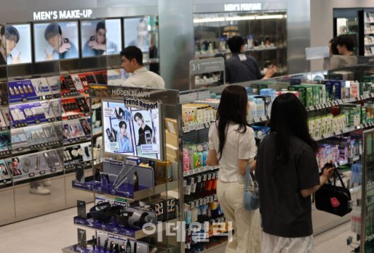 [이데일리 노진환 기자] CJ올리브영이 11일 서울 마포구 홍대 상권에 남성 고객을 위한 뷰티·패션 등 특화 매장인 ‘홍대놀이터점’을 열었다. 1층에는 올리브영 매장 중 최대인 100평 규모의 남성 특화 공간 ‘맨즈에딧(Men’s Edit)’ 존을 조성했다. 맨즈에딧 존은 남성 고객을 위한 큐레이션 공간으로 뷰티는 물론 헬스용품, 패션·잡화까지 두루 경험할 수 있는 라이프스타일 편집숍이다. 11일 홍대놀이터점을 찾은 한 고객들이 제품을 살펴보고 있다.
