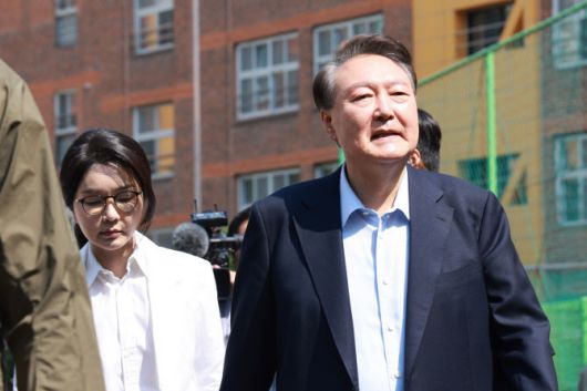 윤석열 전 대통령과 김건희 여사가 21대 대통령 선거일인 3일 서울 서초구 원명초등학교에 마련된 서초4동 제3투표소로 향하고 있는 모습. (사진=연합뉴스)