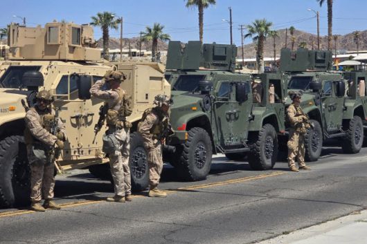 9일(현지시간) 제2대대 제7해병연대 소속 해병들이 로스앤젤레로 출발하기 위해 이름이 공개되지 않은 장소에서 준비하고 있다.(사진= 미국 북부사령부 엑스)