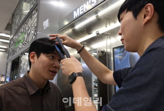 [이데일리 노진환 기자] CJ올리브영이 11일 서울 마포구 홍대 상권에 남성 고객을 위한 뷰티·패션 등 특화 매장인 ‘홍대놀이터점’을 열었다. 1층에는 올리브영 매장 중 최대인 100평 규모의 남성 특화 공간 ‘맨즈에딧(Men’s Edit)’ 존을 조성했다. 맨즈에딧 존은 남성 고객을 위한 큐레이션 공간으로 뷰티는 물론 헬스용품, 패션·잡화까지 두루 경험할 수 있는 라이프스타일 편집숍이다. 11일 홍대놀이터점을 찾은 한 남성 고객이 스타일링을 체험하고 있다.