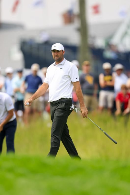 세계랭킹 1위 스코티 셰플러가 US오픈 연습라운드 도중 11번홀에서 그린의 경사를 살피고 있다. (사진=USGA)