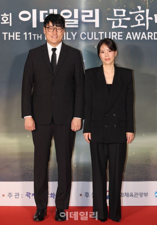 채진아 라이브러리컴퍼니 대표(왼쪽)와 김유철 본부장(사진=이데일리DB)