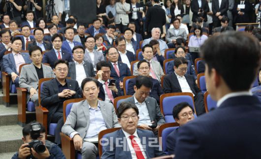 9일 오후 서울 여의도 국회에서 열린 국민의힘 의원총회에서 의원들이 김용태 비상대책위원장의 발언을 듣고 있다.(사진=이데일리 노진환 기자)