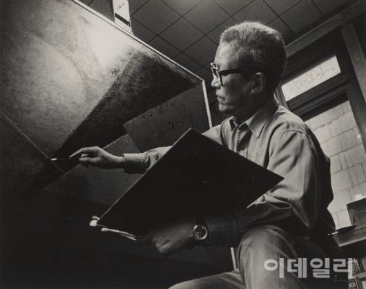 유영국 화백. 1969년 작업실에서 작업하는 모습을 사진작가 임응식(1912∼2001)이 촬영하고 ‘유영국 인물’이란 제목을 달았다. 종이에 젤라틴실버프린트, 24×31㎝. 국립현대미술관 소장.