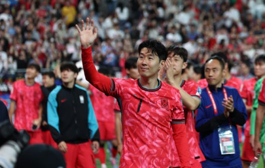 10일 서울월드컵경기장에서 열린 2026 북중미 월드컵 아시아 3차 예선 최종전 한국과 쿠웨이트의 경기. 11회 연속 월드컵 본선 진출에 성공한 한국 대표팀의 주장 손흥민이 그라운드를 돌며 팬들에게 인사하고 있다. 사진=연합뉴스