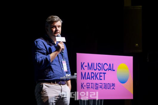 알리스테어 스미스 더스테이지 편집장. (사진=예술경영지원센터)