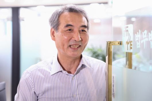 김건희 특검으로 지명된 민중기 전 서울중앙지방법원장이 13일 서울 서초동 사무실에서 나오고 있다. (사진=연합뉴스)