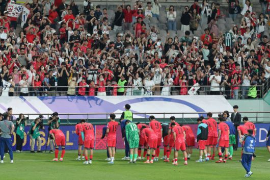한국 축구 국가대표팀 선수들이 10일 서울월드컵경기장에서 쿠웨이트와의 2026 북중미 월드컵 아시아 3차 예선 최종전에서 승리한 뒤 열린 11회 연속 월드컵 본석 진출 축하 행사에서 팬들을 향해 인사하고 있다. 사진=연합뉴스
