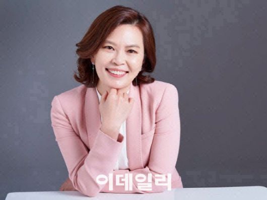 양소영 법무법인 숭인 대표 변호사. △24년 가사변호사 △한국여성변호사회 부회장 △사단법인 칸나희망서포터즈 대표 △전 대한변협 공보이사 △‘인생은 초콜릿’ 에세이, ‘상속을 잘 해야 집안이 산다’ 저자 △YTN 라디오 ‘양소영변호사의 상담소’ 진행 △EBS 라디오 ‘양소영의 오천만의 변호인’ 진행 △MBN 한 번쯤 이혼할 결심, KBS 무엇이든 물어보세요