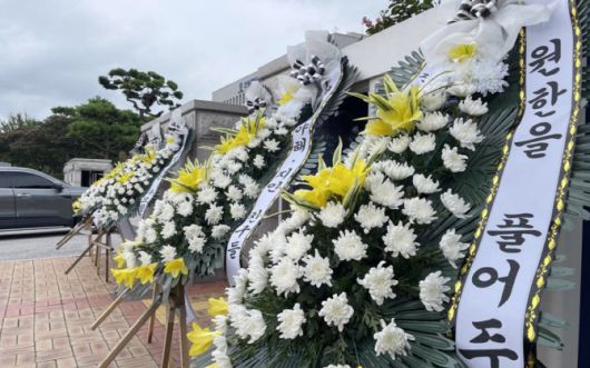 전북 정읍시 전주지법 정읍지원 정문에 살인 사건 피해자들을 추모하는 조화가 설치돼 있다. (사진=연합뉴스)
