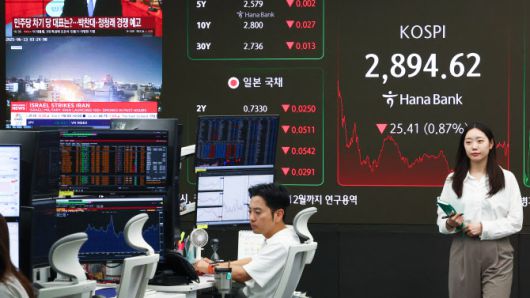 이스라엘이 이란에 대한 공습에 나서는 등 중동 위기가 격화한 13일 서울 중구 하나은행 본점 딜링룸 현황판에 코스피가 표시돼 있다. (사진=연합뉴스)