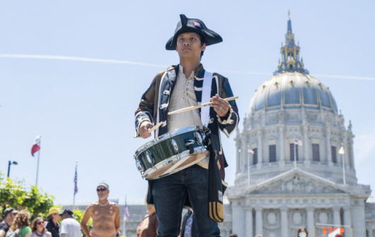 14일, 샌프란시스코 시청 인근에서 열린 ‘노 킹스(No Kings)’ 전국 집회에서 한 남성이 독립전쟁 당시 병사 복장을 하고 북을 연주하고 있다.(사진=AFP)