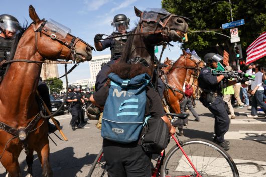 14일(현지시간) 로스앤젤레스 도심의 연방청사 앞에서 반(反)트럼프 ‘노 킹스 데이(No Kings Day)’ 시위에 참가한 시위대가 경찰과 대치하고 있다.(사진=AFP)