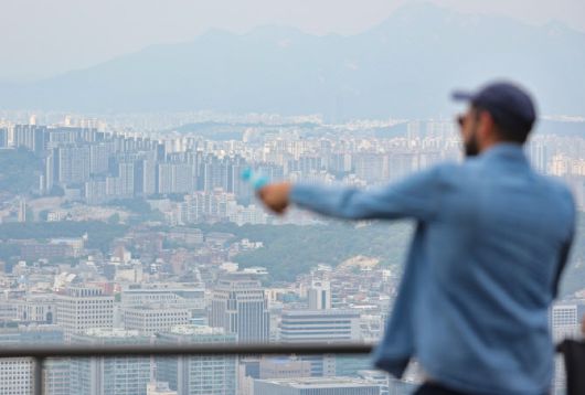 10일 서울 남산에서 바라본 서울의 빌딩과 아파트 전경. (사진=연합뉴스)