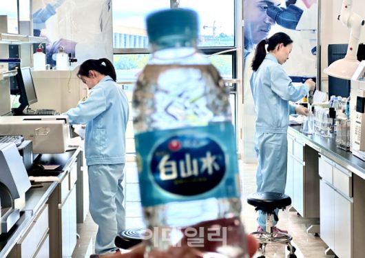 지난 11일 중국 지린성 연변조선족자치주 이도백하에 위치한 농심 백산수 공장에서 직원들이 작업하고 있다.