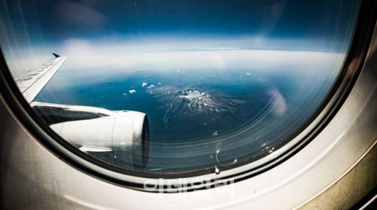 지난 13일 오전 연길공항에서 인천공항으로 가는 비행기 탑승 중 창가에서 바라본 백두산의 모습.