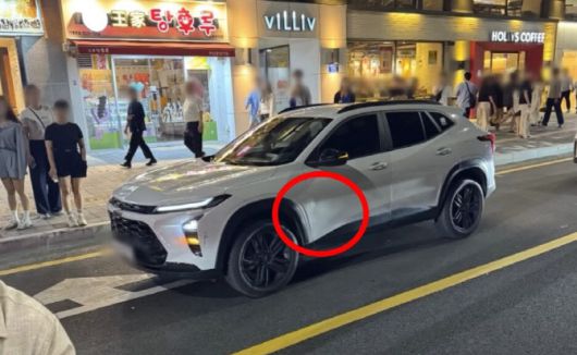 아이와 충격으로 찌그러진 렌트카 (사진=유튜브 ‘한문철TV’)