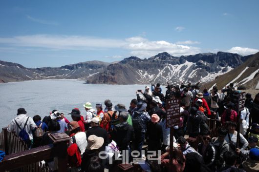 지난 12일 백두산 천지 서파지역이 관광객들로 붐비고 있다.