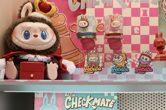 중국 베이징의 팝마트 매장에 인형 라부부가 전시돼있다. (사진=AFP)