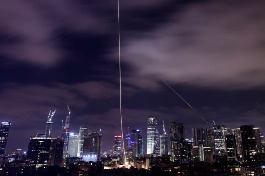 15일 이스라엘 텔아비브에 이란에서 발사된 미사일들이 요격되고 있다. (사진=로이터)