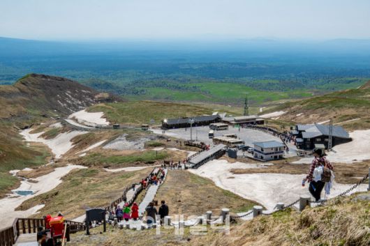 12일 오전 중국 지린성 연변 조선족 자치주 백두산 서파에서 관광객들이 이동하고 있다.