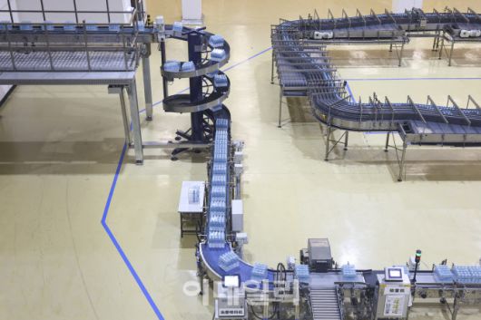 지난 11일 중국 지린성 연변조선족자치주 이도백하 농심 백산수 공장에서 직원들이 작업하고 있다.