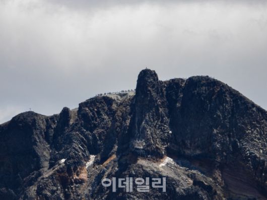 12일 오전 중국 지린성 연변 조선족 자치주 백두산 서파에서 바라본 동파 모습.