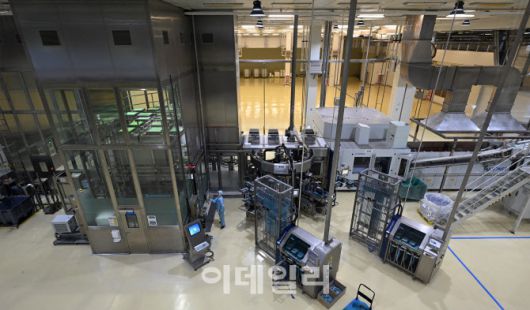 지난 11일 중국 지린성 연변조선족자치주 이도백하 농심 백산수 공장에서 직원들이 작업하고 있다.