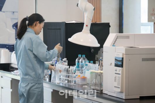 지난 11일 중국 지린성 연변조선족자치주 이도백하 농심 백산수 공장에서 한 직원이 작업하고 있다.