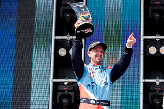 네스토르 지로라미 선수가 6월 13~15일 열린 ‘2025 TCR 월드 투어’ 스페인 대회에서 우승을 차지하고 기념 촬영을 하고 있는 모습. (사진=현대차)