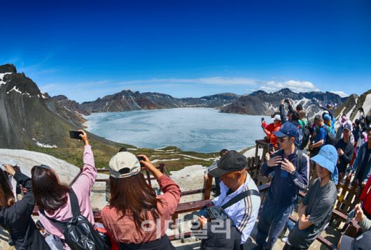 지난 12일 백두산 천지 서파지역이 관광객들로 붐비고 있다.