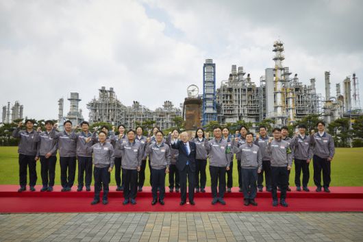 김승연 회장이 한화토탈에너지스 대산공장 임직원들과 위기극복의 의지를 다지는 기념 사진을 촬영하고 있다.(사진=한화.)