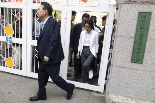 윤석열 전 대통령과 김건희 여사가 21대 대통령 선거일인 3일 서울 서초구 원명초등학교에 마련된 서초4동 제3투표소에서 투표를 마친 뒤 차량으로 향하고 있다 (사진=연합뉴스)