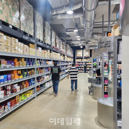 A약국  매장에는 검은 옷을 입은 직원이 상품 배치 등을 묻는 손님을 대응하며 전문 상담이 필요할 때는 약사가 직접 상담한다. (사진=안치영 기자)