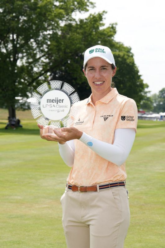 카를로타 시간다가 16일 미국 미시간주 블라이더필드CC에서 열린 LPGA 투어 마이어 LPGA 클래식 최종 4라운드에서 우승한 뒤 트로피를 들고 기념 촬영하고 있다.(사진=AFPBBNews)