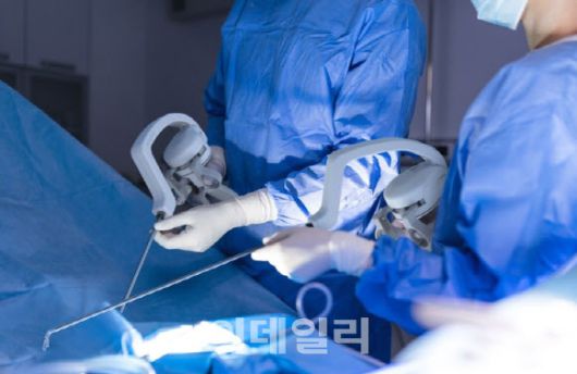 아티센셜을 활용해 수술을 하고 있는 모습.(제공= 리브스메드)