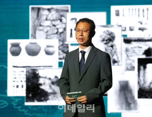 황인호 국립부여문화유산연구소장이 17일 서울 중구 한국의집에서 ‘공주 무령왕릉과 왕릉원 1~4호분’ 조사 성과 언론공개회에서 브리핑을 하고 있다.(사진=김태형 기자)