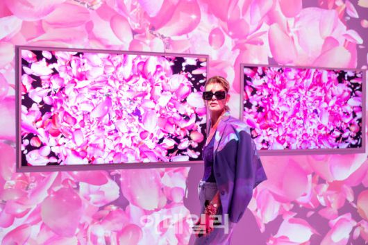 관람객들이 삼성전자의 디지털 아트 체험 공간인 삼성 라운지 ‘아트큐브(ArtCube)’ 전시장을 구경하고 있다.(사진=삼성전자)