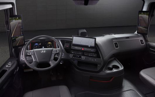 더 뉴 엑시언트 트랙터(6x2) 모델 내장. (사진=현대차)