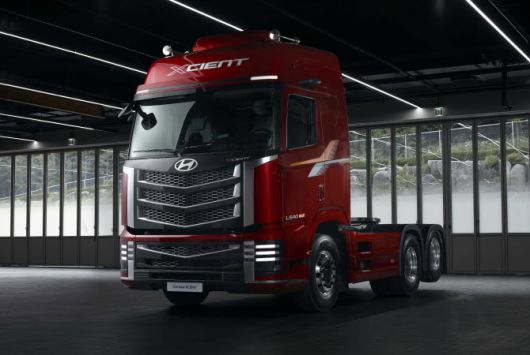 레디언트 레드 메탈릭 컬러의 트랙터(6x2). (사진=현대차)