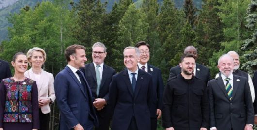 이재명 대통령이 17일(현지시간) 캐나다 앨버타주 캐내내스키스 주요 7개국(G7) 정상회의장에서 열린 G7 및 초청국 기념촬영에서 미소짓고 있다.(사진=연합뉴스)