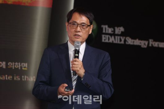 전영준 한국재정학회장 겸 한양대 경제금융학부 교수가 18일 서울 중구 장충동 서울신라호텔에서 열린 ‘제16회 이데일리 전략포럼’에서 ‘사회모델 구축 복지 및 재정:저출산보다 어려운 고령화…新사회건설을 위한 필요충분조건’ 주제로 발표하고 있다.(사진=이영훈 기자)