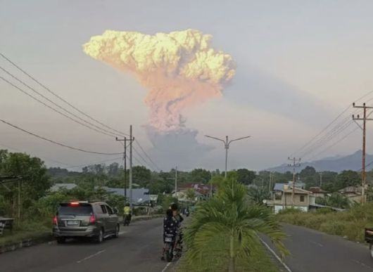 인도네시아 동누사텡가라주 동플로레스군에 있는 레워토비 라키라키 화산이 지난 17일(현지시간) 오후 5시 35분쯤 분화를 시작한 가운데 화산에서 서쪽으로 약 60㎞ 떨어진 마우메레에서 보이는 모습. (사진=AP 연합뉴스)