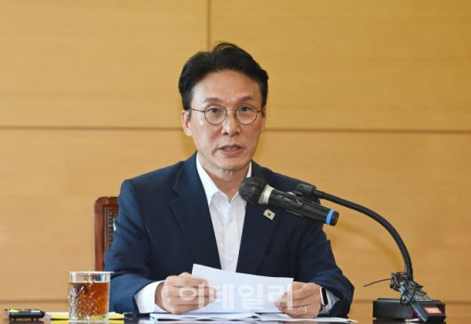 [이데일리 이영훈 기자] 김민석 국무총리 후보자가 17일 오전 서울 종로구 금융감독연수원에 마련된 청문회 준비단 사무실에서 열린 사회분야 부처 업무보고에서 발언을 하고 있다.