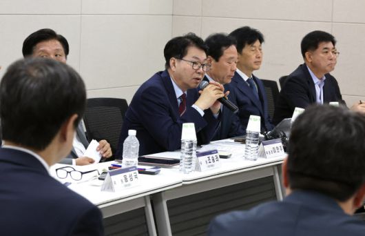 이한주 국정기획위원회 위원장이 18일 정부세종컨벤션센터에서 열린 경제1분과 기획재정부 업무보고에서 인사말을 하고 있다. (사진=연합뉴스)