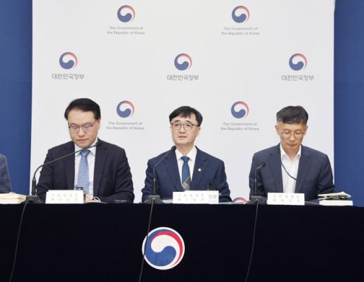 임기근(왼쪽에서 두 번째) 기획재정부 2차관이 지난 18일 정부세종청사에서 열린 ‘새정부 추경 상세 브리핑’에서 발언을 하고 있다.(사진=기재부)